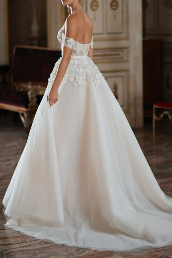 Un abito da sposa in stile country con scollo a cuore e linea dritta abbinato a uno strascico a palazzo